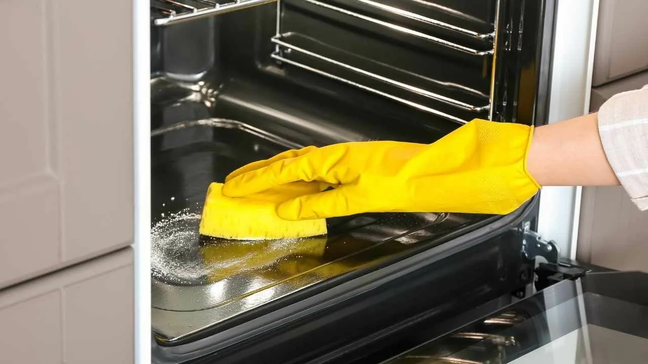 De ce este o idee bună să pulverizați oțet pe ușa cuptorului și la ce servește acest lucru?