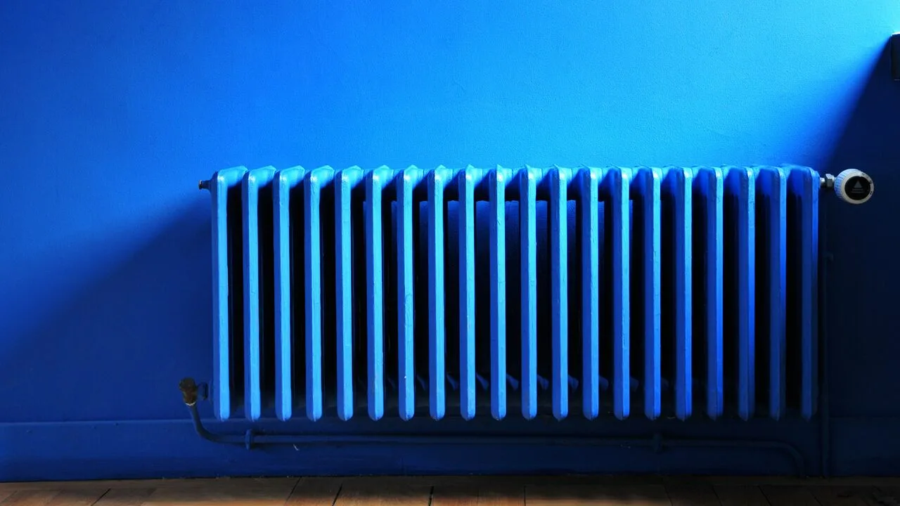 Radiatoare albastre: un sistem de încălzire care vă ajută să economisiți până la 500 de euro pe an și nu necesită lucrări de construcție.