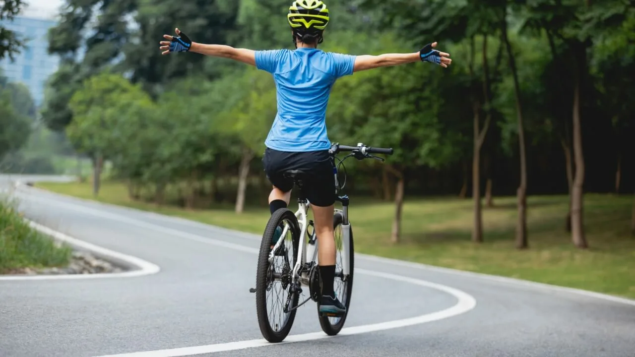 Mersul pe jos sau mersul cu bicicleta: ce este mai bun pentru creșterea rezistenței și scăderea în greutate?