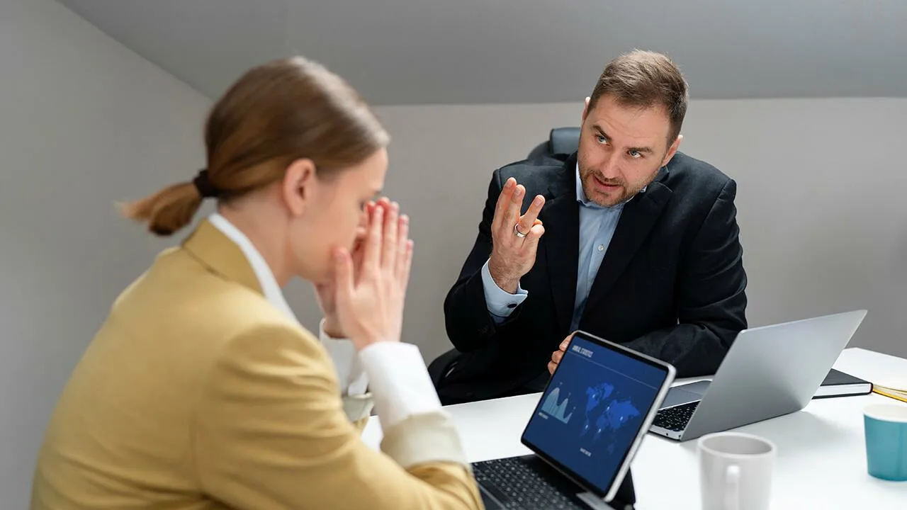 Din punct de vedere psihologic, ce înseamnă când o persoană întrerupe constant conversațiile?