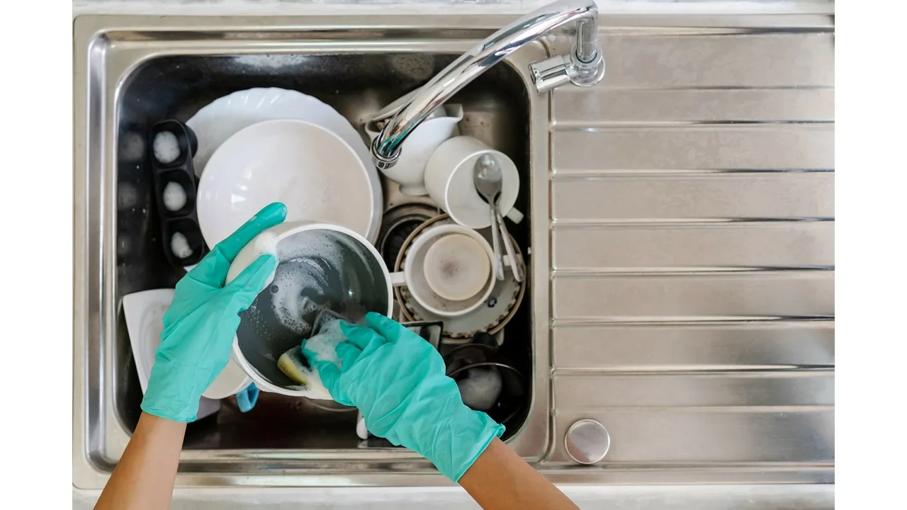 Experții sunt de acord: „Detergentul de vase cu oțet este un remediu miraculos pentru curățarea mobilierului din lemn”.