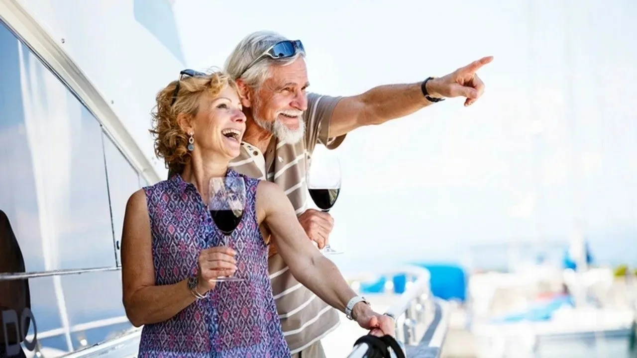 De la platforme complicate la companioni de călătorie indispensabili: provocarea de a transforma tehnologia într-un aliat indispensabil pentru turiștii în vârstă.