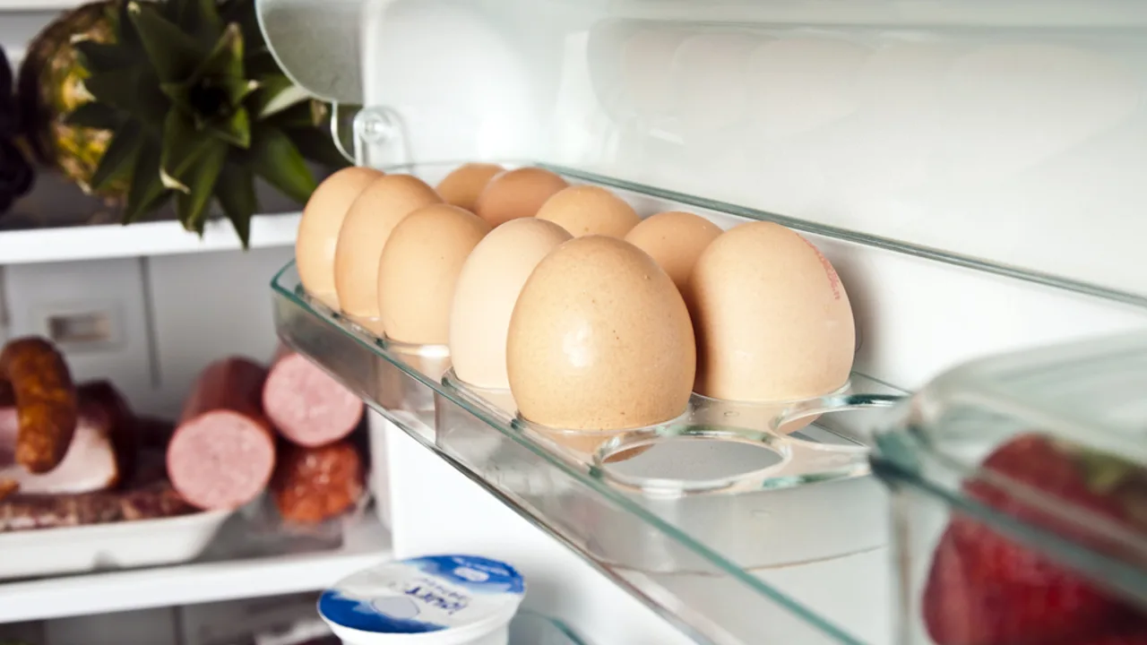 Nici pe ușă, nici pe raft: o greșeală în depozitarea ouălor în frigider, care favorizează apariția bacteriilor.