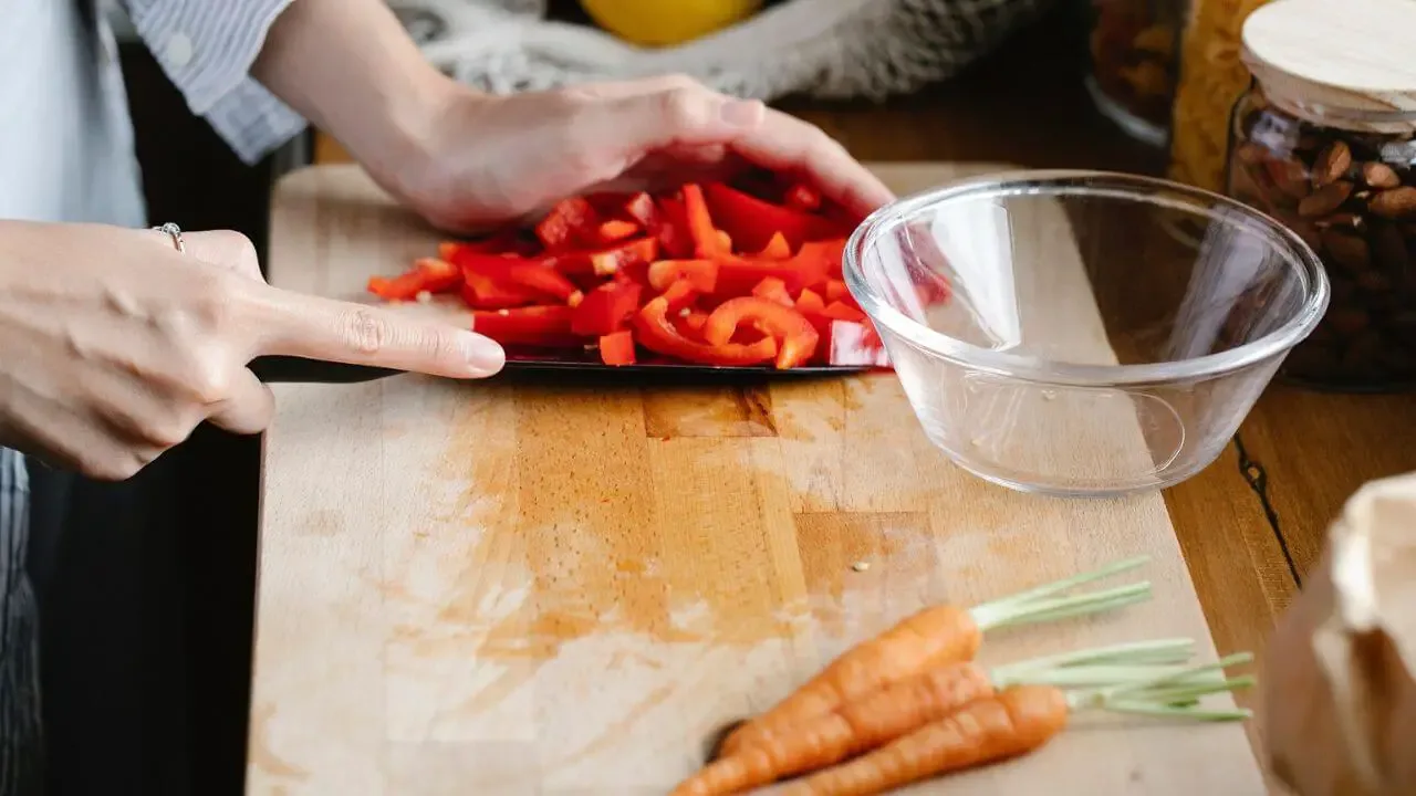Combinația perfectă pentru curățarea plăcilor de lemn și prevenirea contaminării încrucișate.