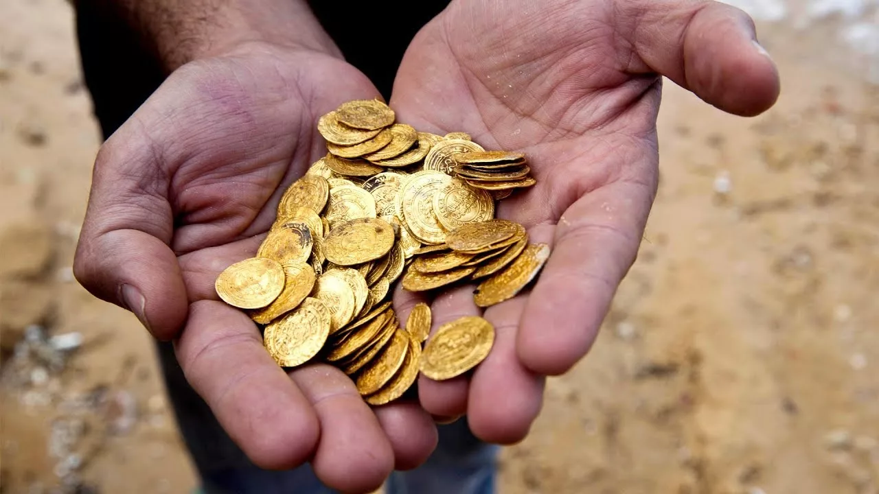 Descoperirea secolului | Monede și lingouri de aur găsite într-un câmp cultivat, toate provenind din aceeași țară.