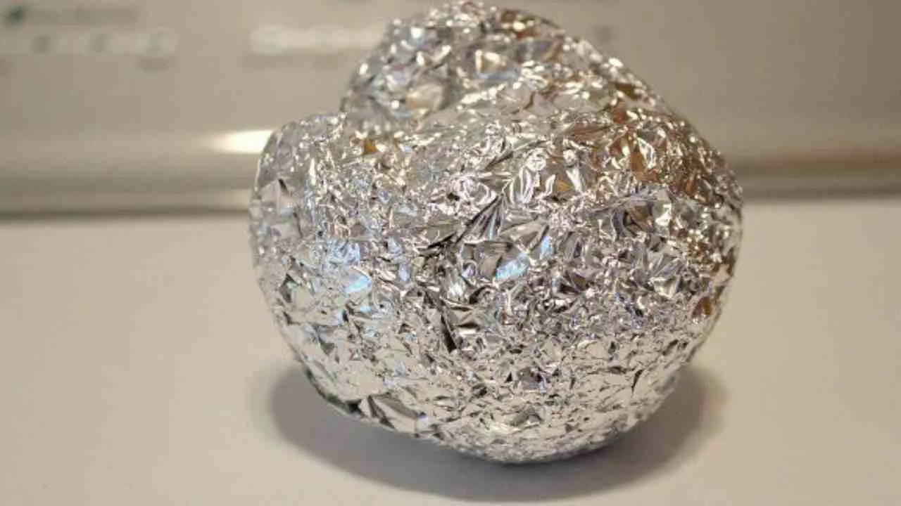 Utilizarea foliei de aluminiu în ghivecele de flori: la ce servește și de ce este recomandată.