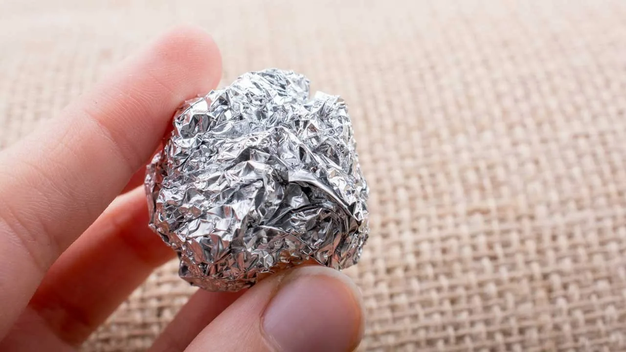 Utilizarea foliei de aluminiu în ghivecele de flori: la ce servește și de ce este recomandată.