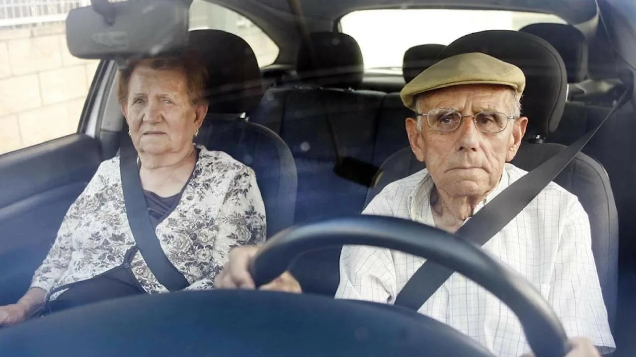 Permisele de conducere pentru pensionari sunt depășite: procesul de reînnoire s-a schimbat, iar perioada de valabilitate s-a redus.