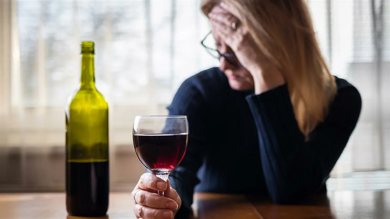 Neurologul a dezvăluit efectul real al unui pahar de vin băut înainte de culcare.