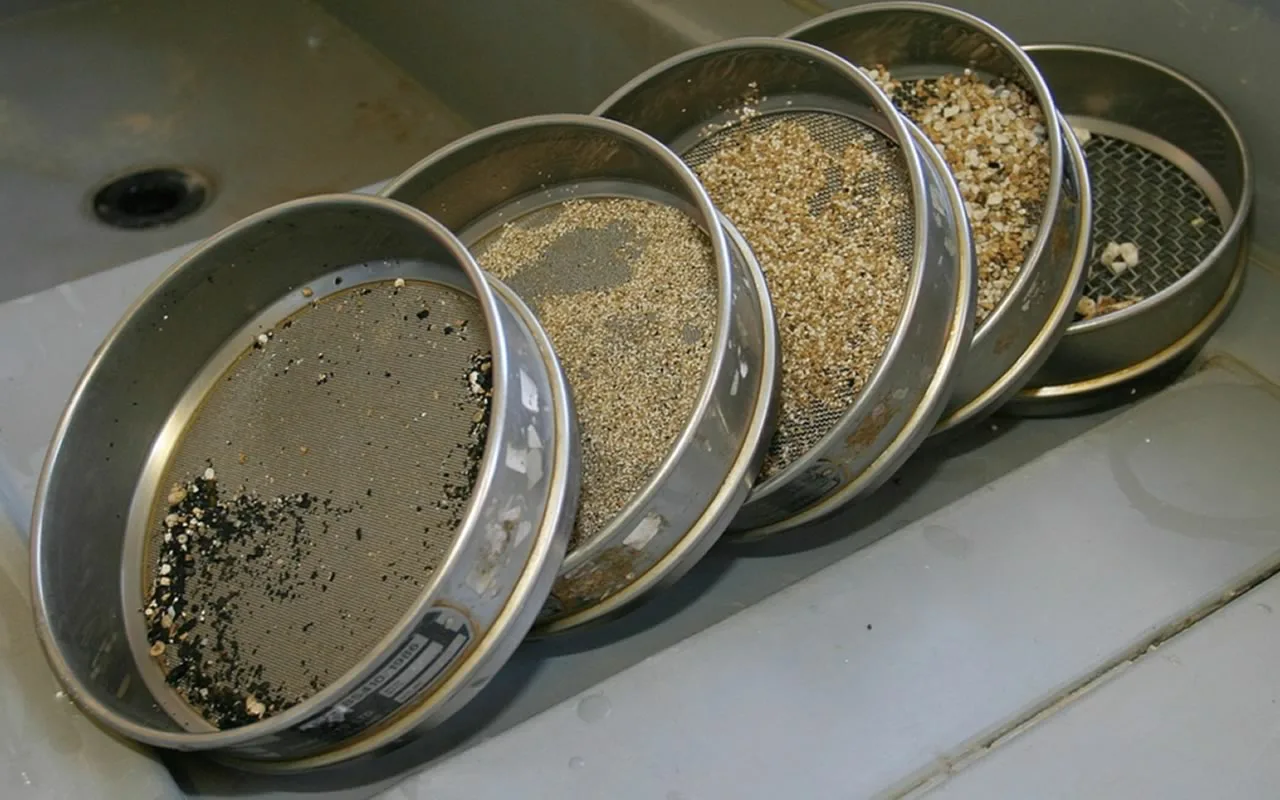 Toată lumea îl aruncă, fără să bănuiască că conține 22 de carate de aur, că se găsește în obiectele de uz cotidian și că poate valora o avere.