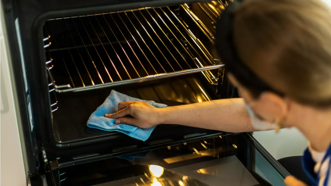 Fără bicarbonat de sodiu și fără oțet: cum să curățați cu ușurință cuptorul și să îndepărtați grăsimea.