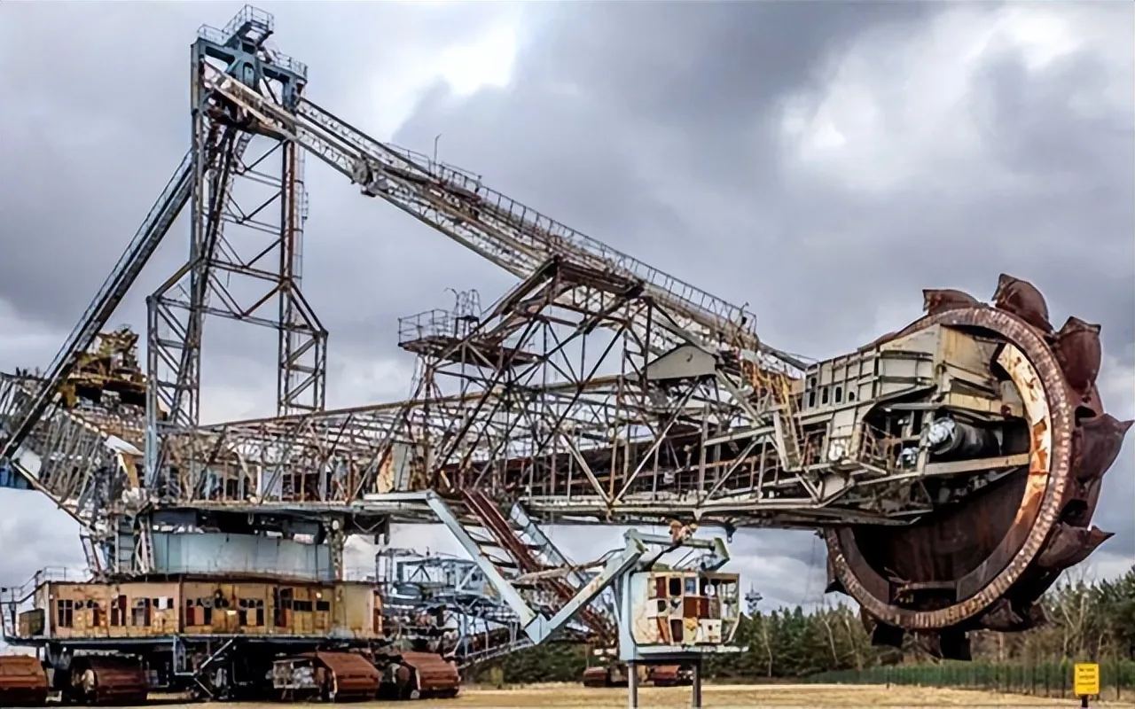 China avea nevoie urgentă de o gară feroviară, așa că a fost construită în nouă ore cu ajutorul a 1500 de muncitori și 23 de excavatoare.