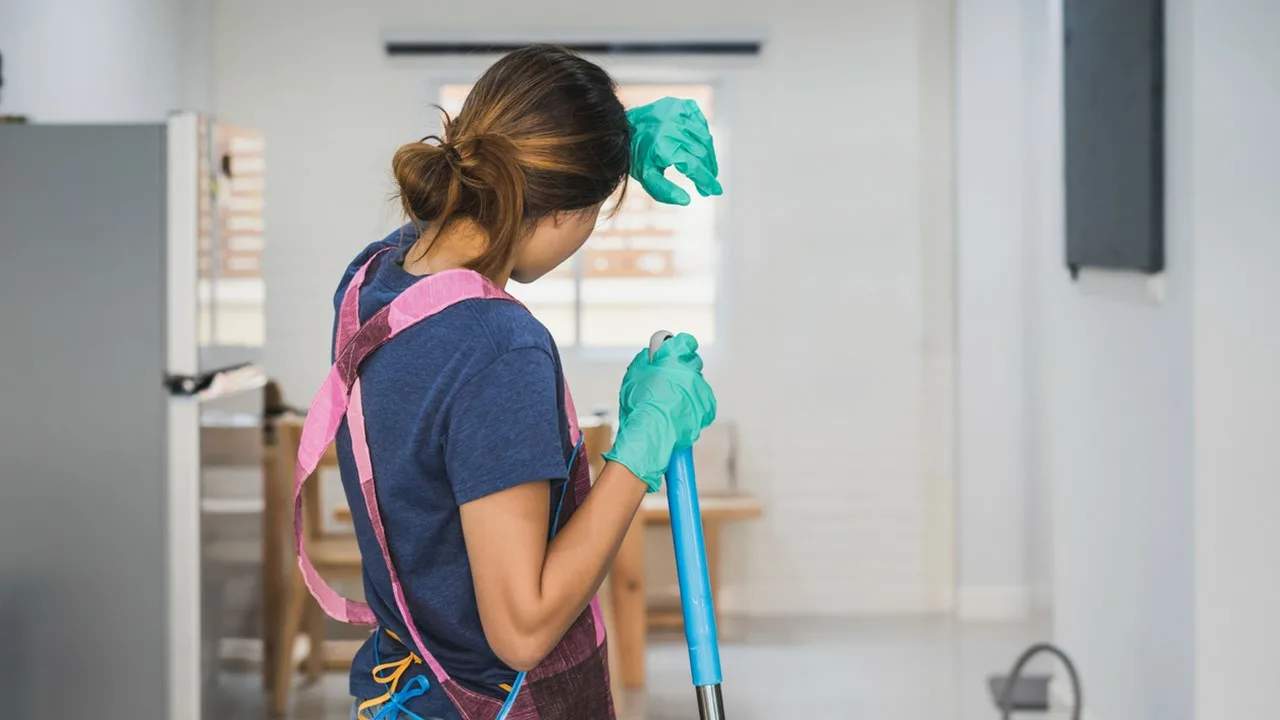 Menajera a fost concediată după 545 de zile de absență de la locul de muncă și a dat compania în judecată, solicitând o despăgubire mai mare la concediere.