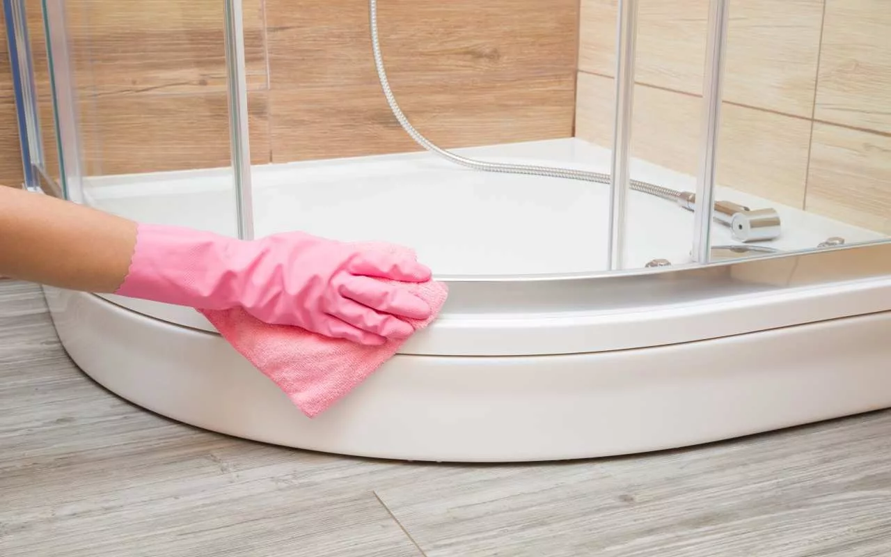 Cum să curățați ușor și rapid cabina de duș de depunerile calcaroase cu ajutorul lămâii și hârtiei pergament.