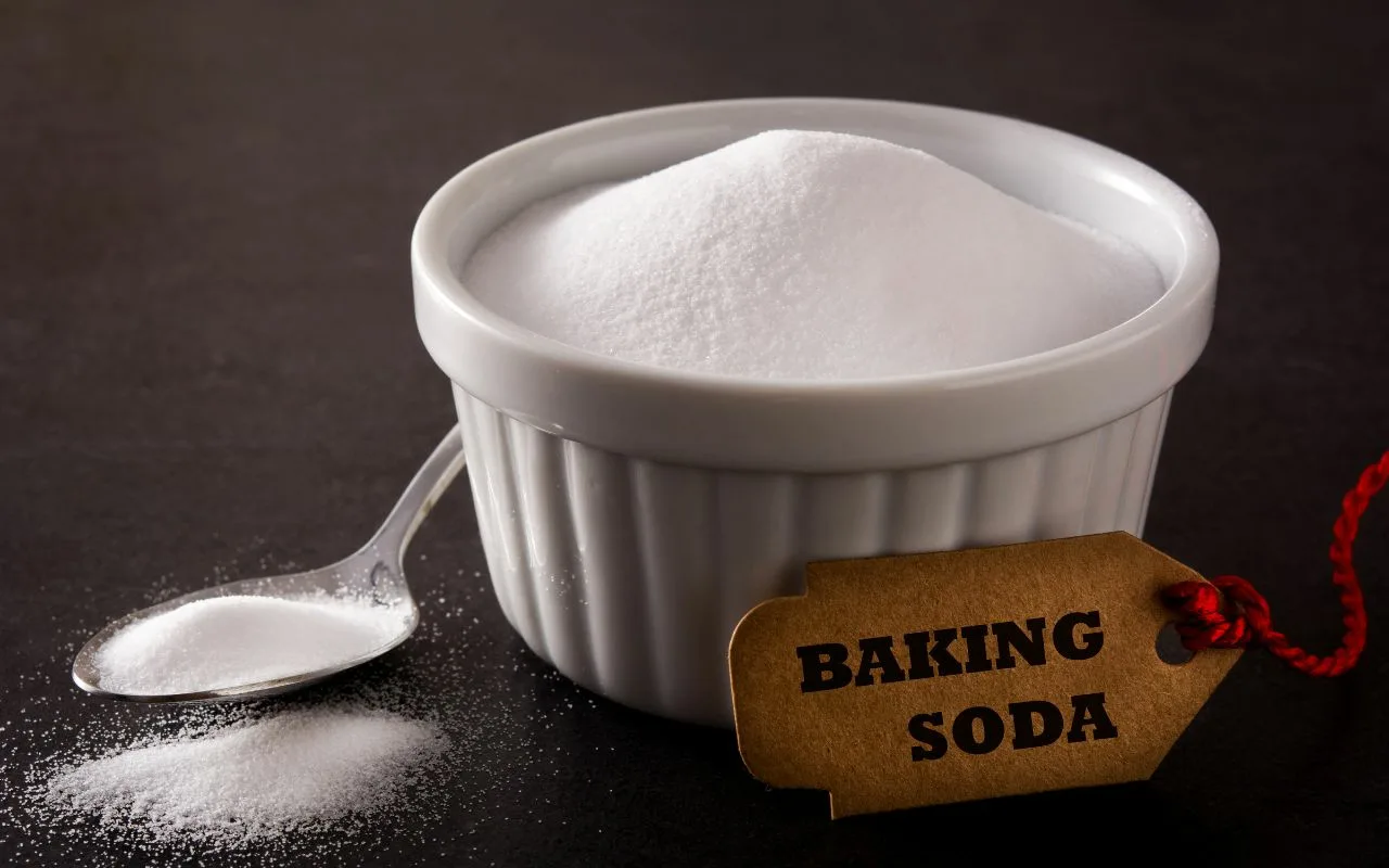 Fără săpun, fără bicarbonat de sodiu: o metodă eficientă de a curăța instantaneu aragazul și tăvile.