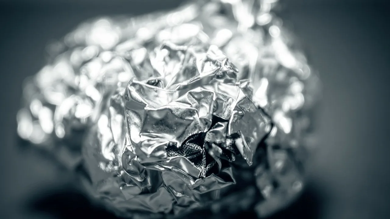 Folie de aluminiu pe mânerele ușilor: la ce servește?