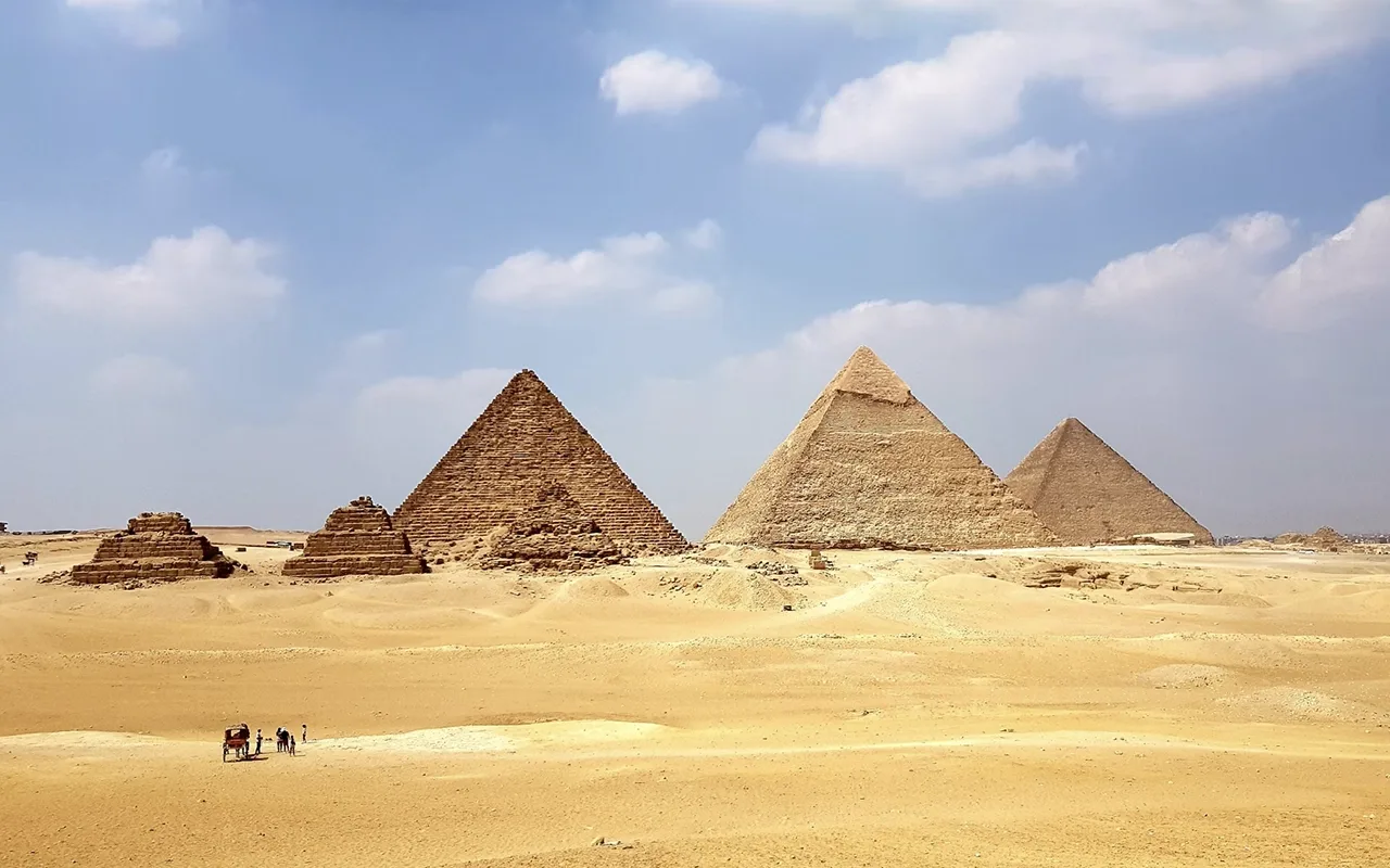 Cercetările arată că piramidele egiptene au fost construite cu ajutorul unei mașini inteligente.