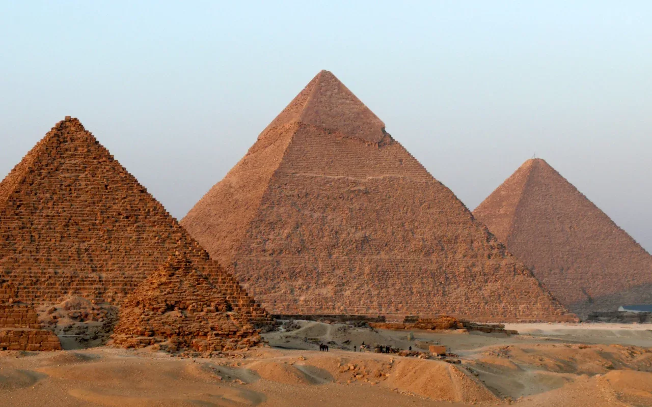 Cercetările arată că piramidele egiptene au fost construite cu ajutorul unei mașini inteligente.