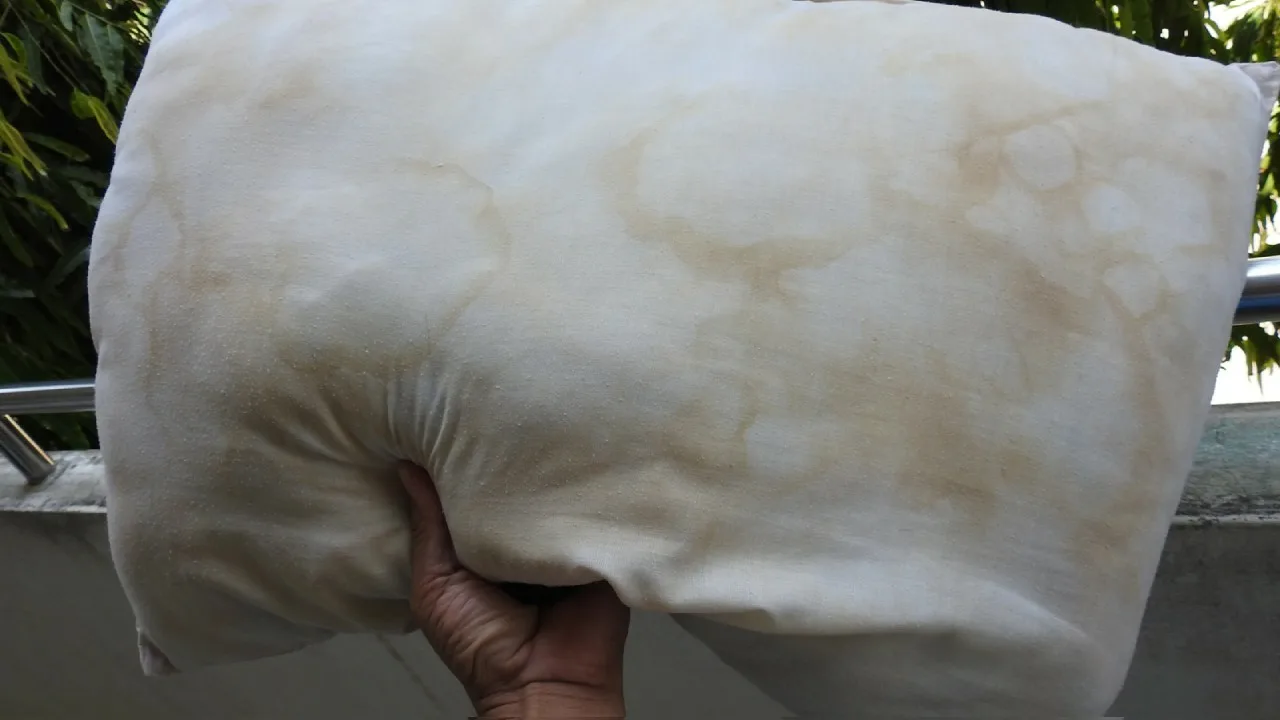 Spuneți adio petelor galbene de pe pernă: o metodă simplă cu peroxid de hidrogen — pentru a-i reda albul și aspectul inițial.