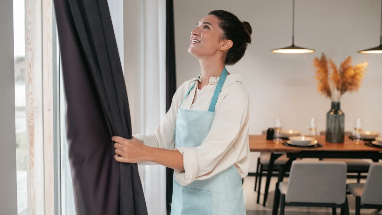 Spălarea perdelelor cu o lingură de zahăr: de ce este recomandat și la ce este util.