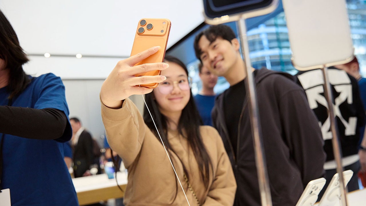 Compania Apple a observat de-a lungul anilor cum brandurile chinezești își consolidează poziția în China. De aceea, au lansat iPhone-ul de culoare portocalie.