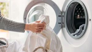 Spălarea perdelelor cu o lingură de zahăr: de ce este recomandat și la ce este util.