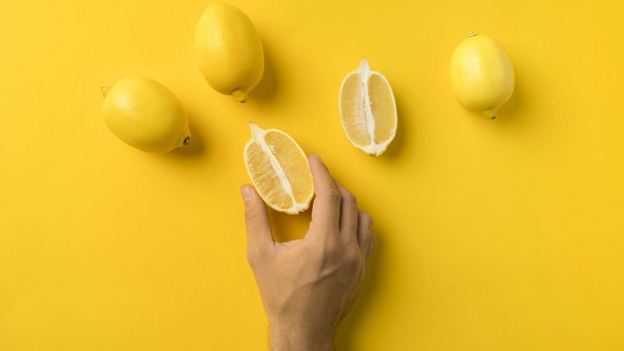Frecare pervazurilor cu lămâie: ce este și de ce este recomandată.