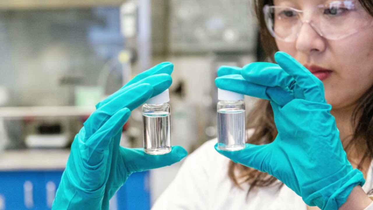 Oamenii de știință testează o metodă inovatoare de eliminare a microplasticului din apă.