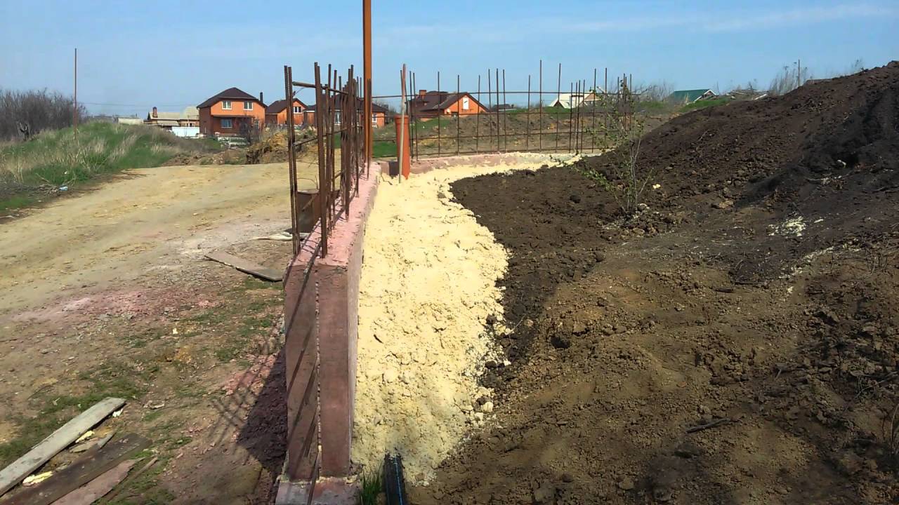 Proprietarul casei instalează pe terenul său un gard, din cauza căruia vecinul său trebuie să coboare de pe tractor pentru a-l deschide și a trece: Curtea Supremă consideră că aceasta este o „simplă încălcare” care nu împiedică dreptul de trecere.