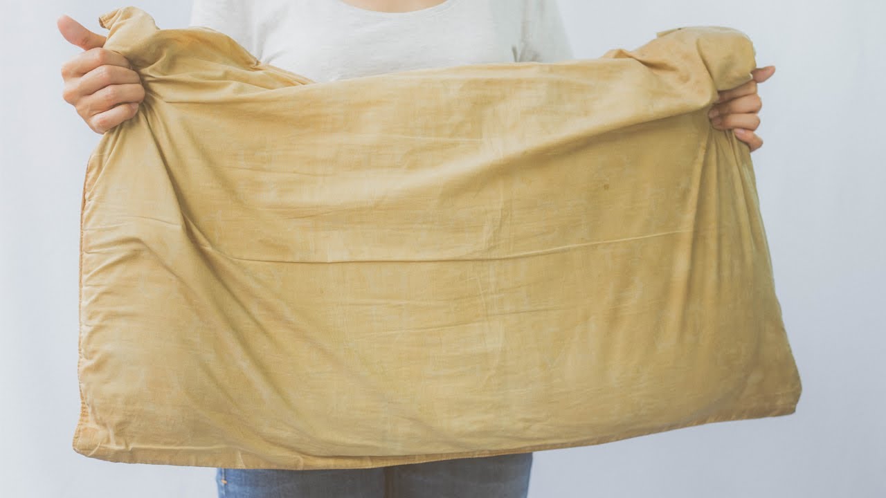 Spuneți adio petelor galbene de pe pernă: o metodă simplă cu peroxid de hidrogen — pentru a-i reda albul și aspectul inițial.