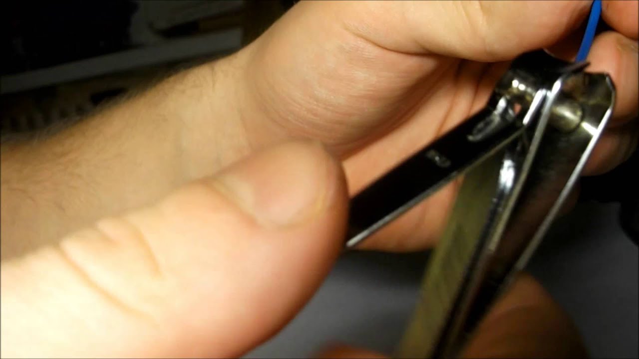 La ce servește micul orificiu din foarfecele de manichiură?