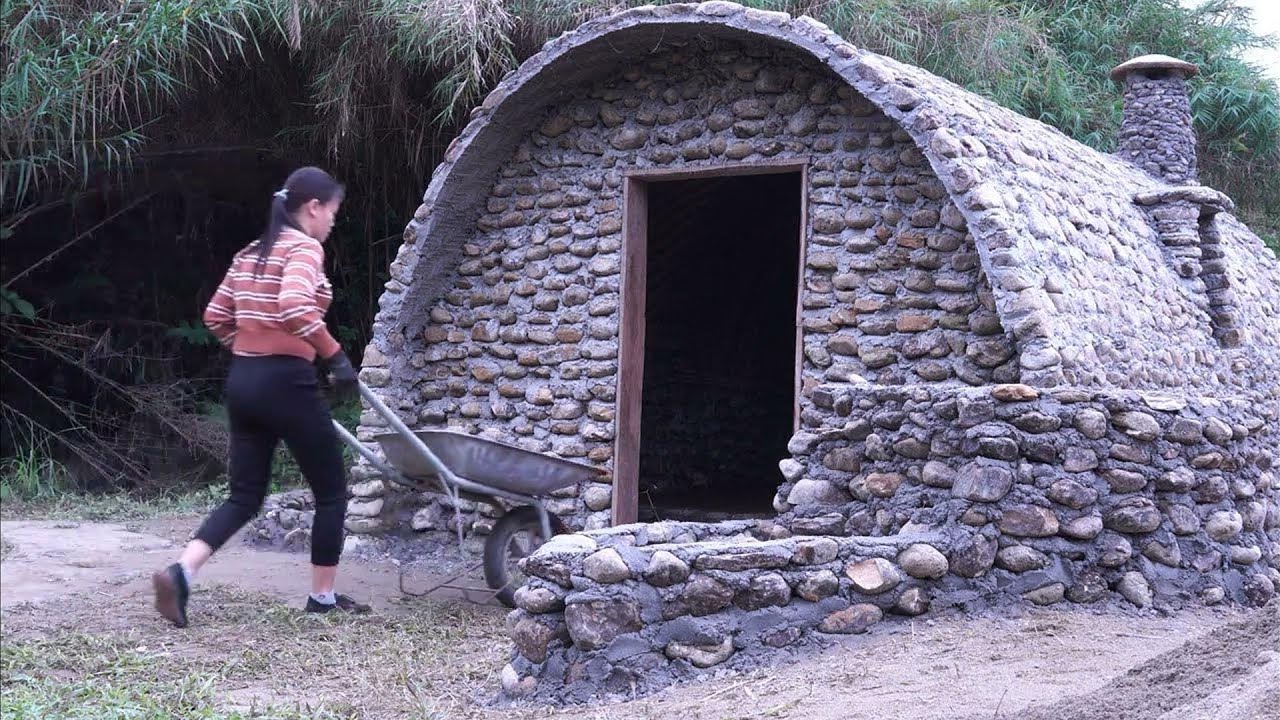 Femeia construiește o casă din piatră, ridică un șemineu, transformă o locuință simplă într-o casă confortabilă și demonstrează că răbdarea, munca asiduă și visurile pot deveni realitate.