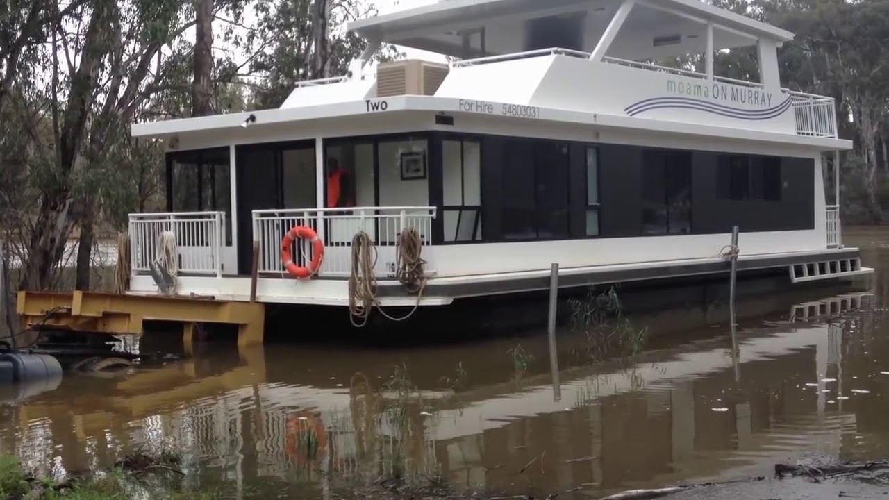 Căutau un iaht de lux și au cumpărat o barcă mucegăită. Astăzi, aceasta este casa lor plutitoare.