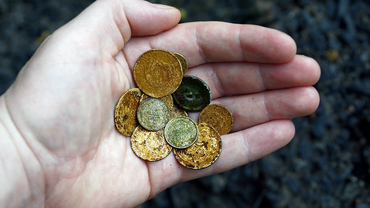 Descoperirea secolului | Monede și lingouri de aur găsite într-un câmp cultivat, toate provenind din aceeași țară.