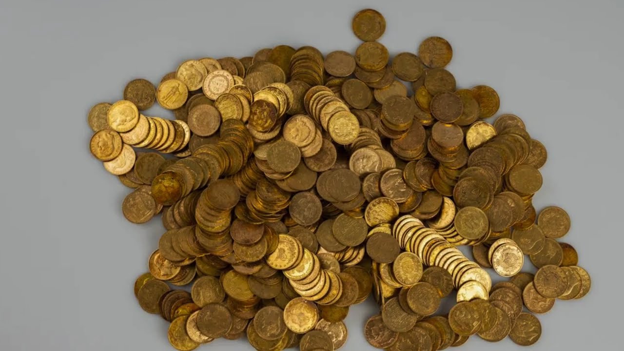 Descoperirea secolului | Monede și lingouri de aur găsite într-un câmp cultivat, toate provenind din aceeași țară.