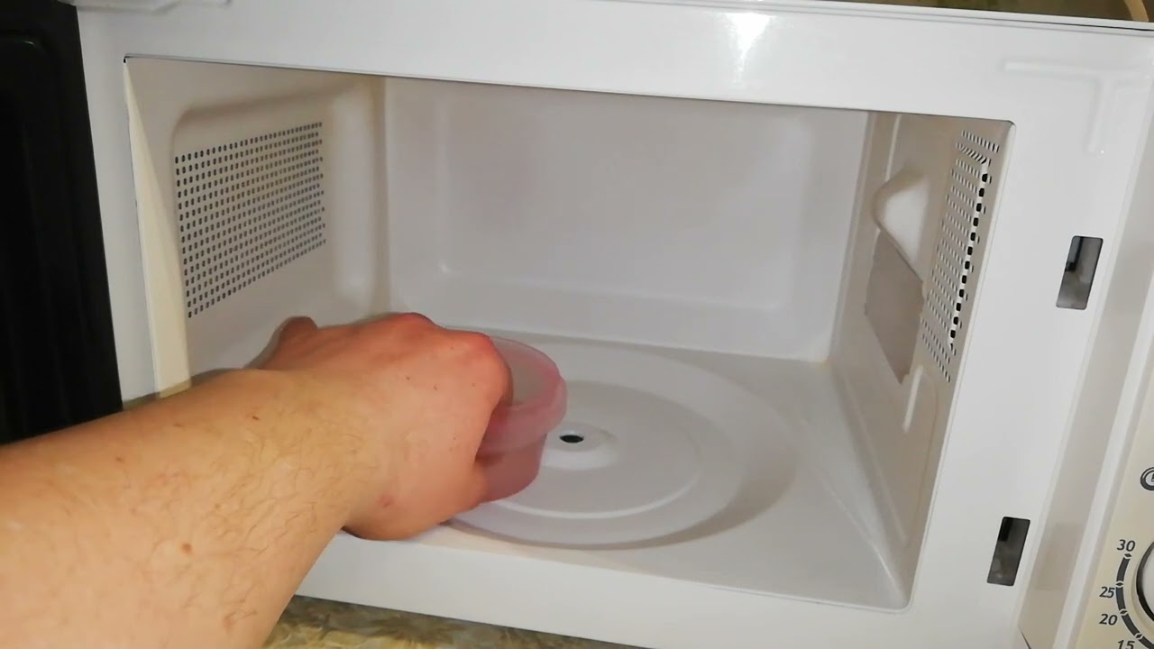 Adăugarea de sare în cuptorul cu microunde: de ce este recomandată și care sunt avantajele.