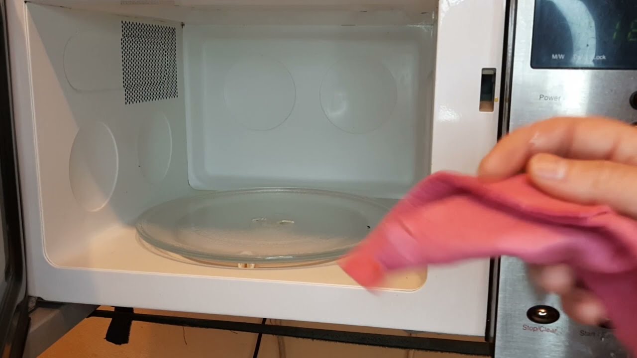 Adăugarea de sare în cuptorul cu microunde: de ce este recomandată și care sunt avantajele.