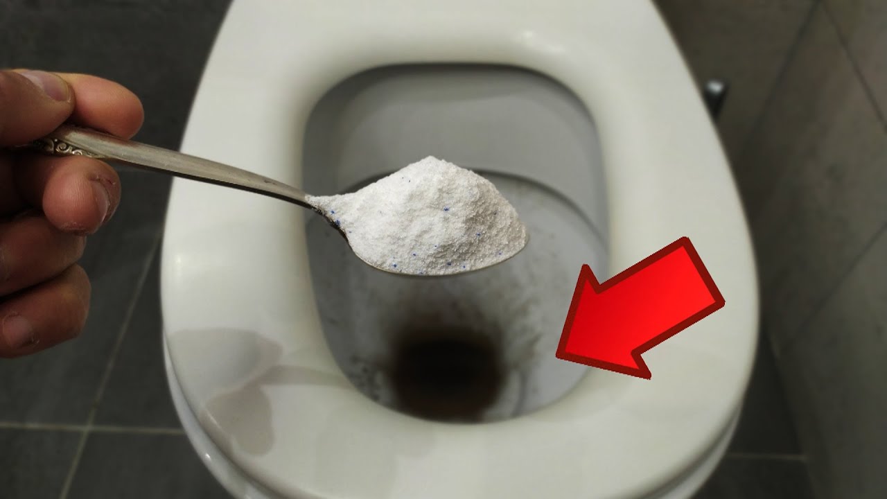 Uitați de produsele chimice pentru îndepărtarea depunerilor din toaletă: acest praf de casă din 3 ingrediente curăță la fel de bine și practic gratuit.