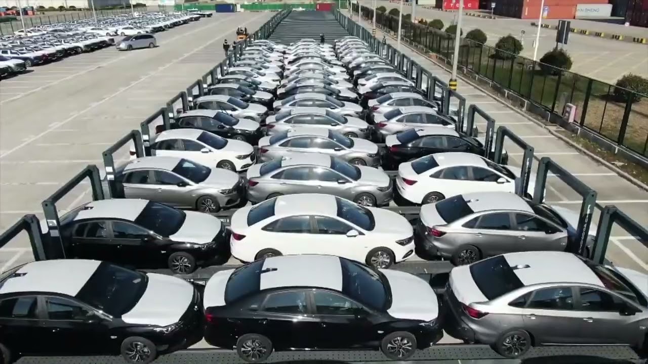 Vânzările de automobile în China au scăzut cu 20%, iar autoritățile introduc măsuri de reglementare a pieței.