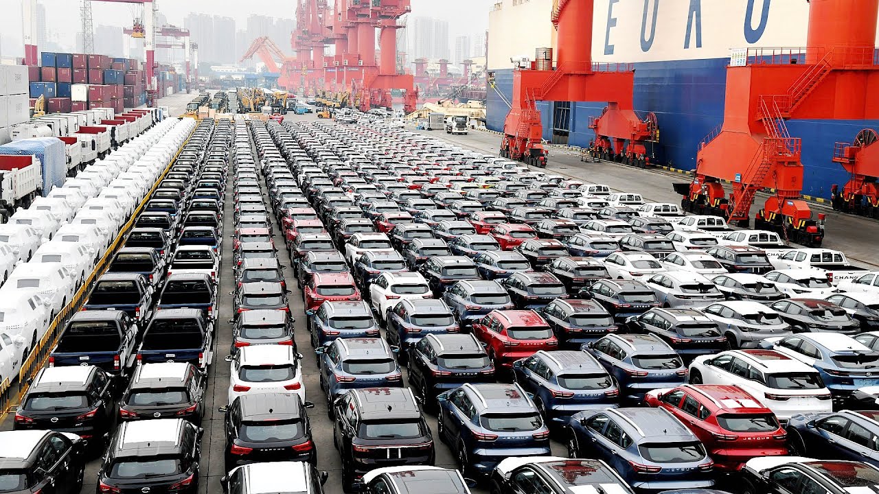 Vânzările de automobile în China au scăzut cu 20%, iar autoritățile introduc măsuri de reglementare a pieței.