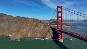 Nu știm câți muncitori au fost necesari pentru construirea podului Golden Gate, dar numai pentru întreținerea acestuia sunt necesare 200 de persoane.