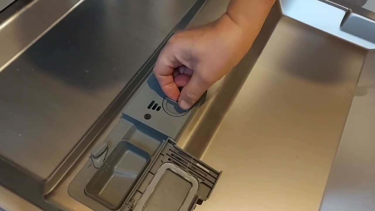 Puțini știu: la ce servește această mică clapetă de pe raftul superior al mașinii de spălat vase?