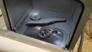 Puțini știu: la ce servește această mică clapetă de pe raftul superior al mașinii de spălat vase?