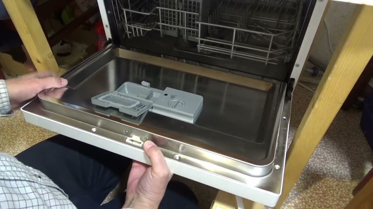 Puțini știu: la ce servește această mică clapetă de pe raftul superior al mașinii de spălat vase?