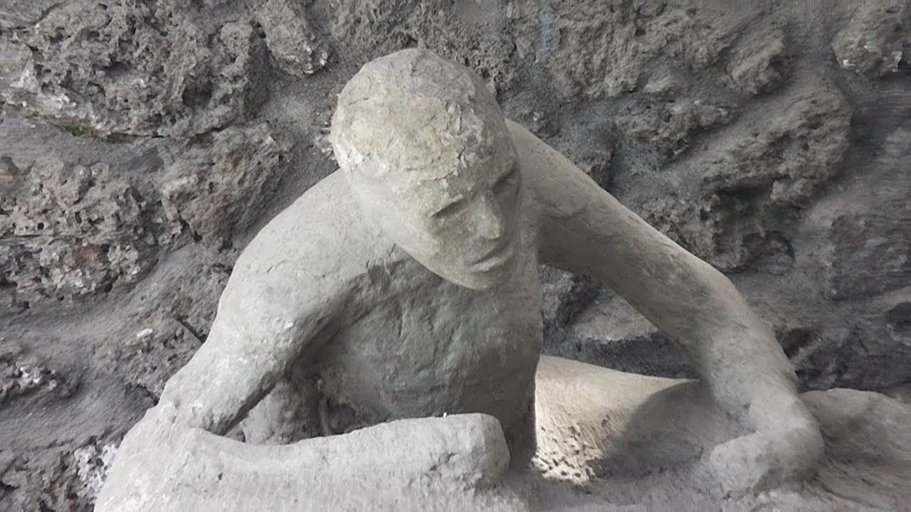 Arheologii au descoperit în vechiul mormânt din Pompei sculpturi ale unor persoane în mărime naturală.