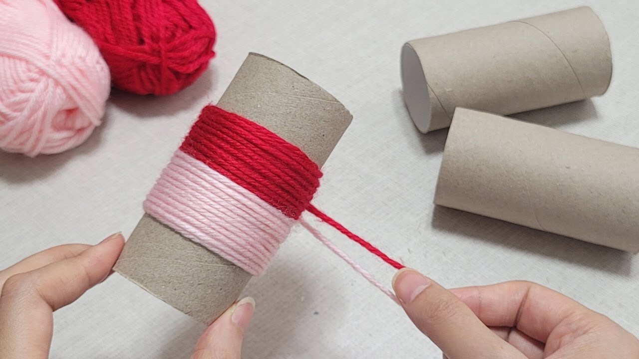 Reciclare: Păstrați tuburile goale de carton de la hârtia igienică și transformați-le în două cadouri handmade pentru Ziua Îndrăgostiților.