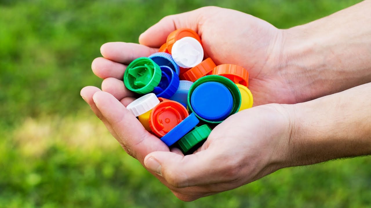 De ce merită să păstrați capacele de plastic de la sticle: 3 moduri reale de a le reutiliza acasă.