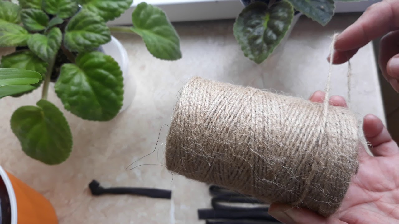 Metoda de udare cu ajutorul fitilului, care previne uscarea plantelor din interior în condiții de umiditate scăzută.