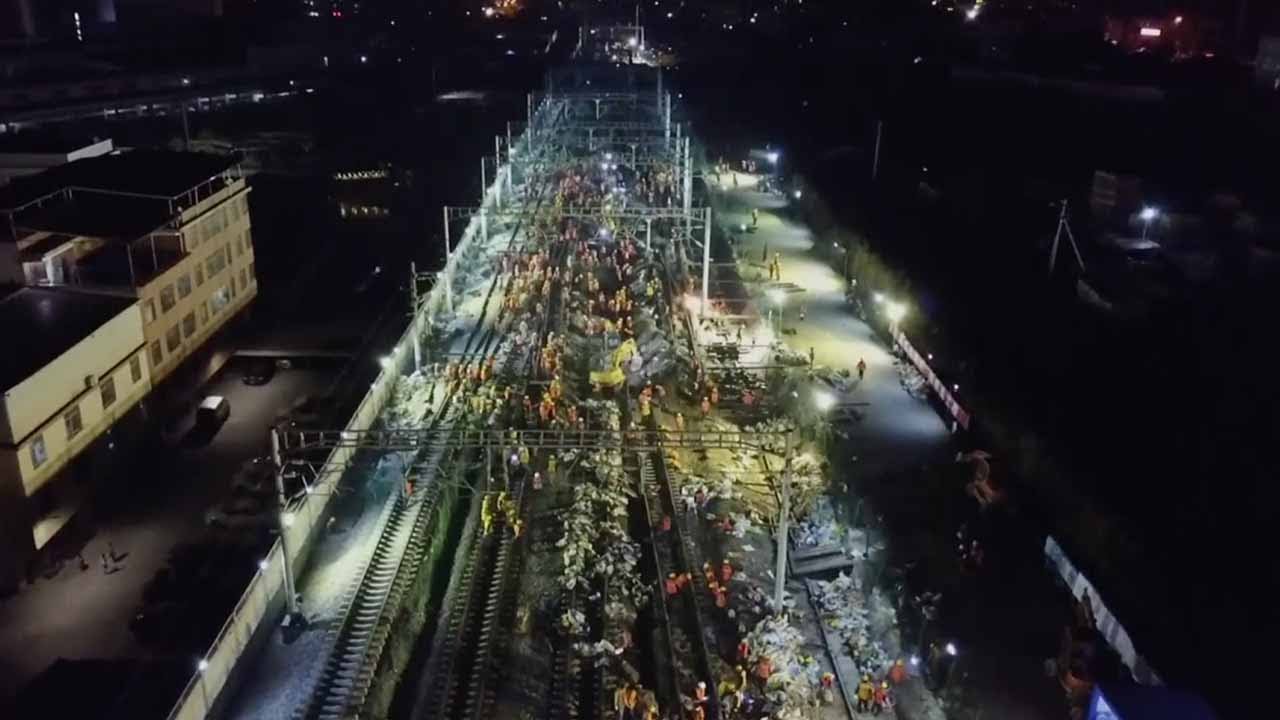 China avea nevoie urgentă de o gară feroviară, așa că a fost construită în nouă ore cu ajutorul a 1500 de muncitori și 23 de excavatoare.