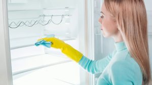 Ștergerea frigiderului cu o cârpă umezită cu apă și oțet: de ce trebuie făcut acest lucru și cât de des este recomandat?